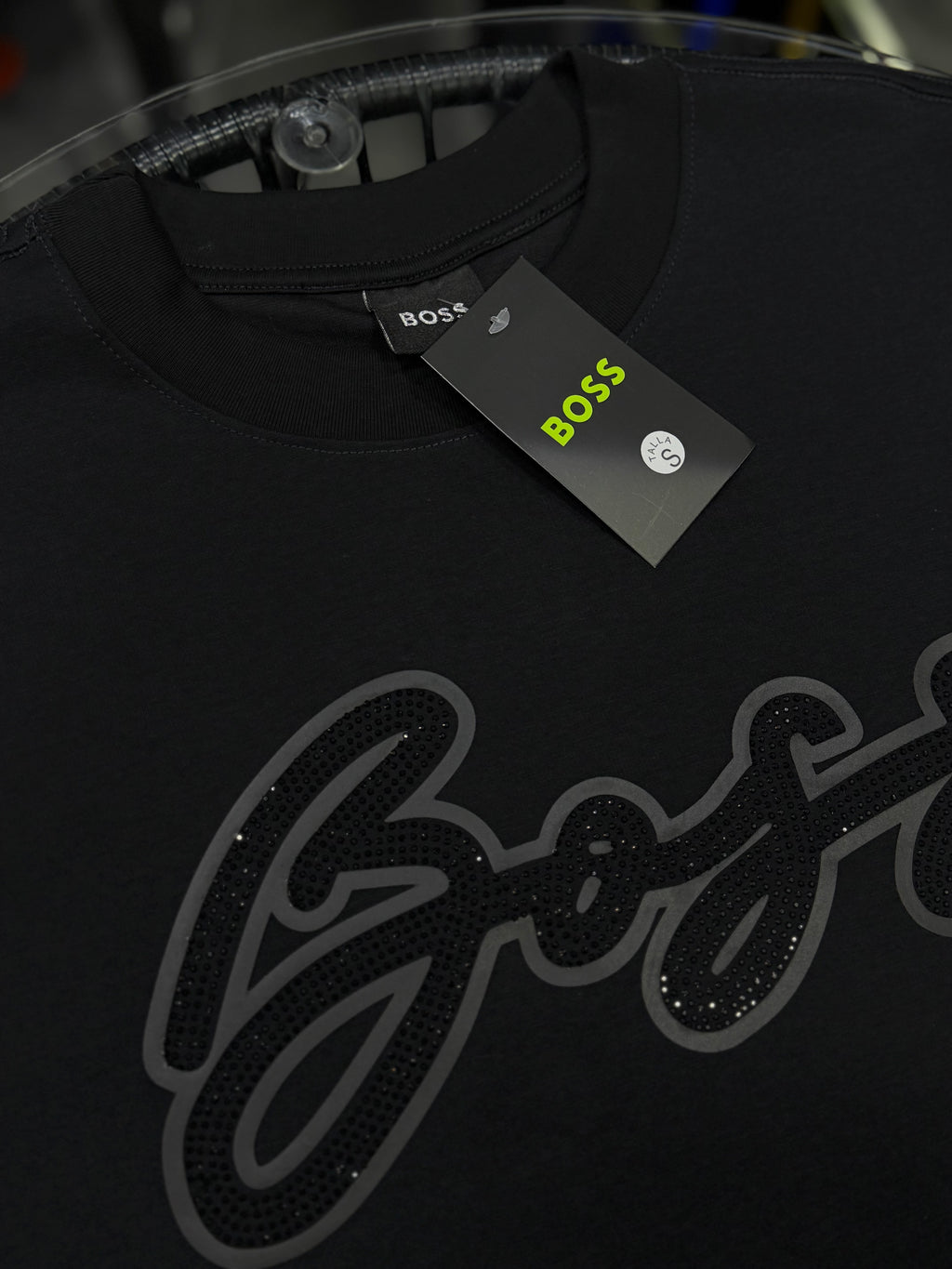 CAMISETA BOSS FIRMA PEDRERÍA