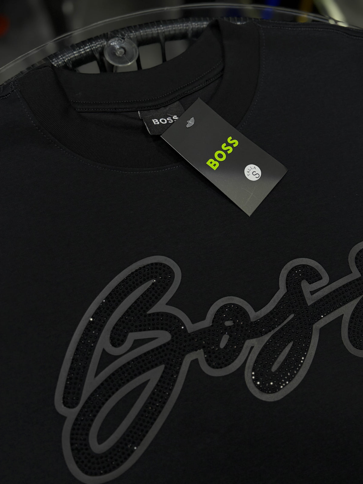 CAMISETA BOSS FIRMA PEDRERÍA