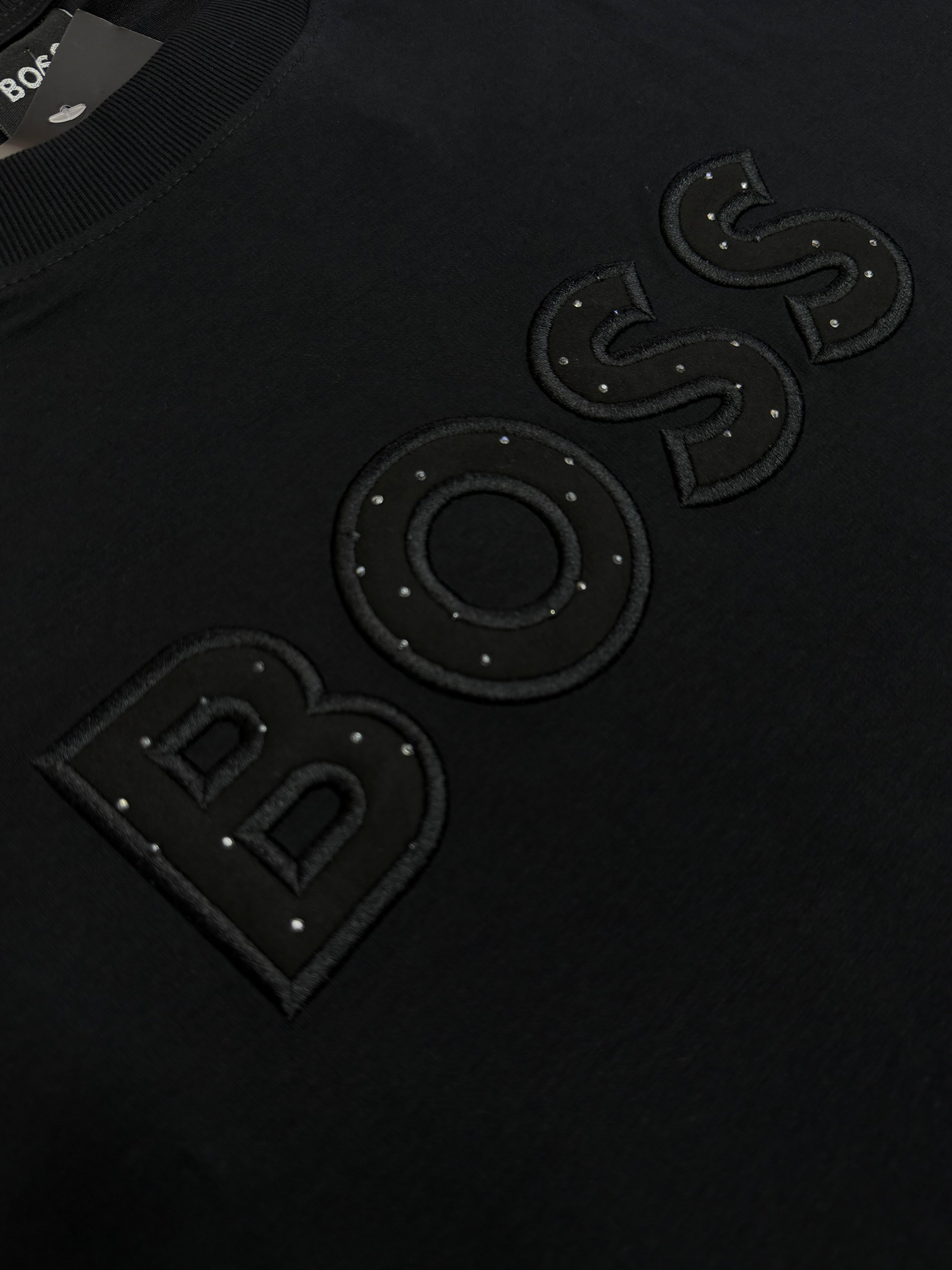 CAMISETA BOSS BORDADO DIAMANTE