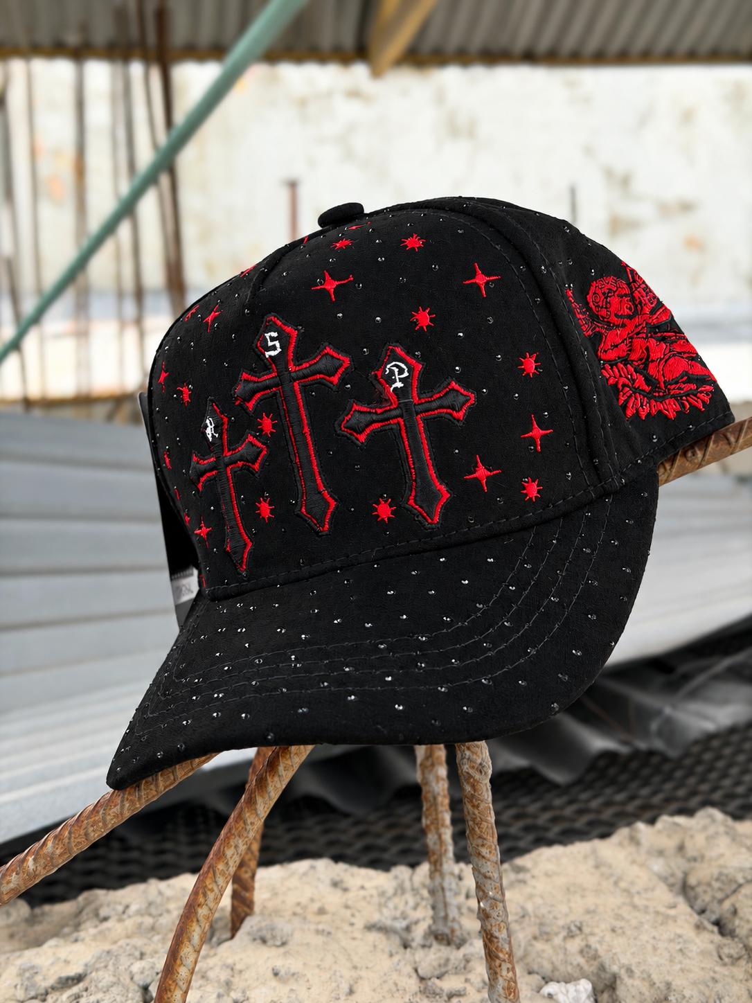 GORRA 3 CRUZES ROJA PEDRERÍA