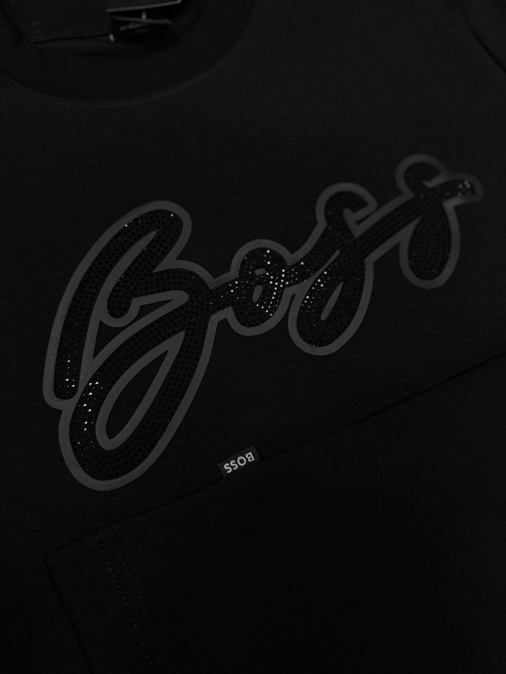 CAMISETA BOSS FIRMA PEDRERÍA