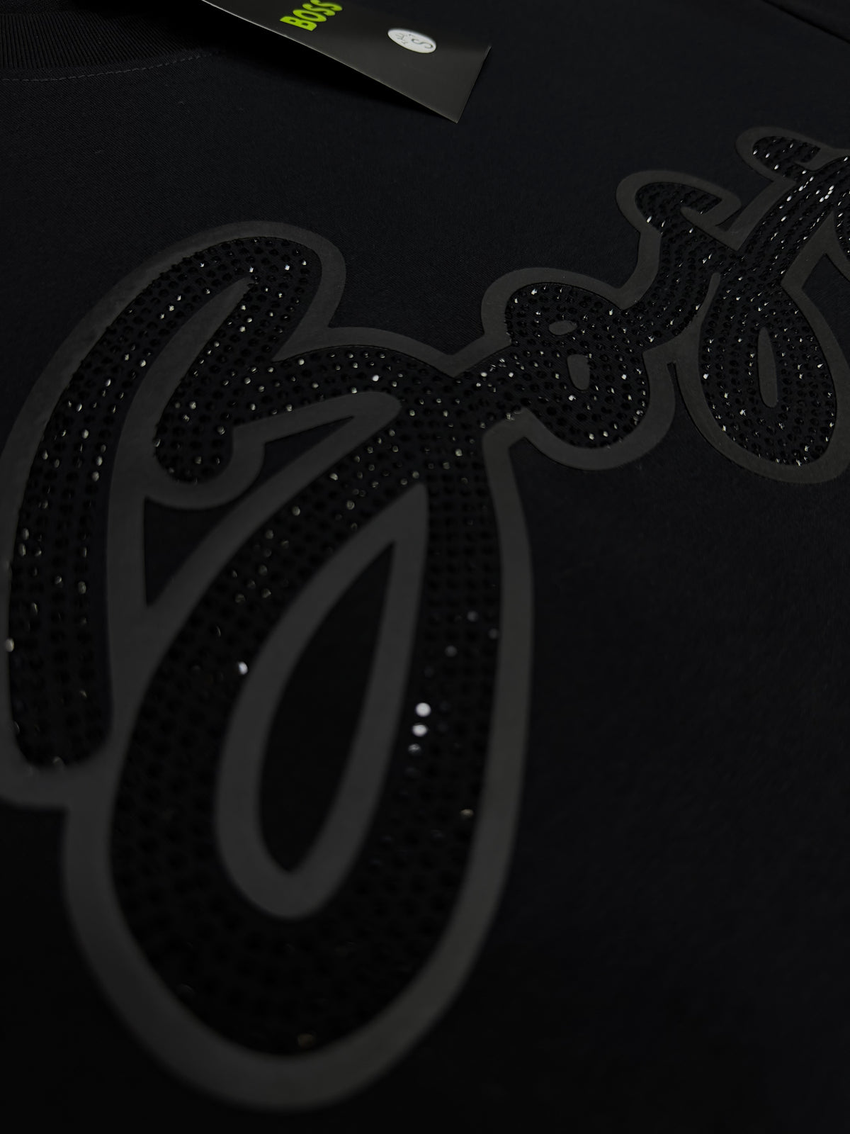 CAMISETA BOSS FIRMA PEDRERÍA