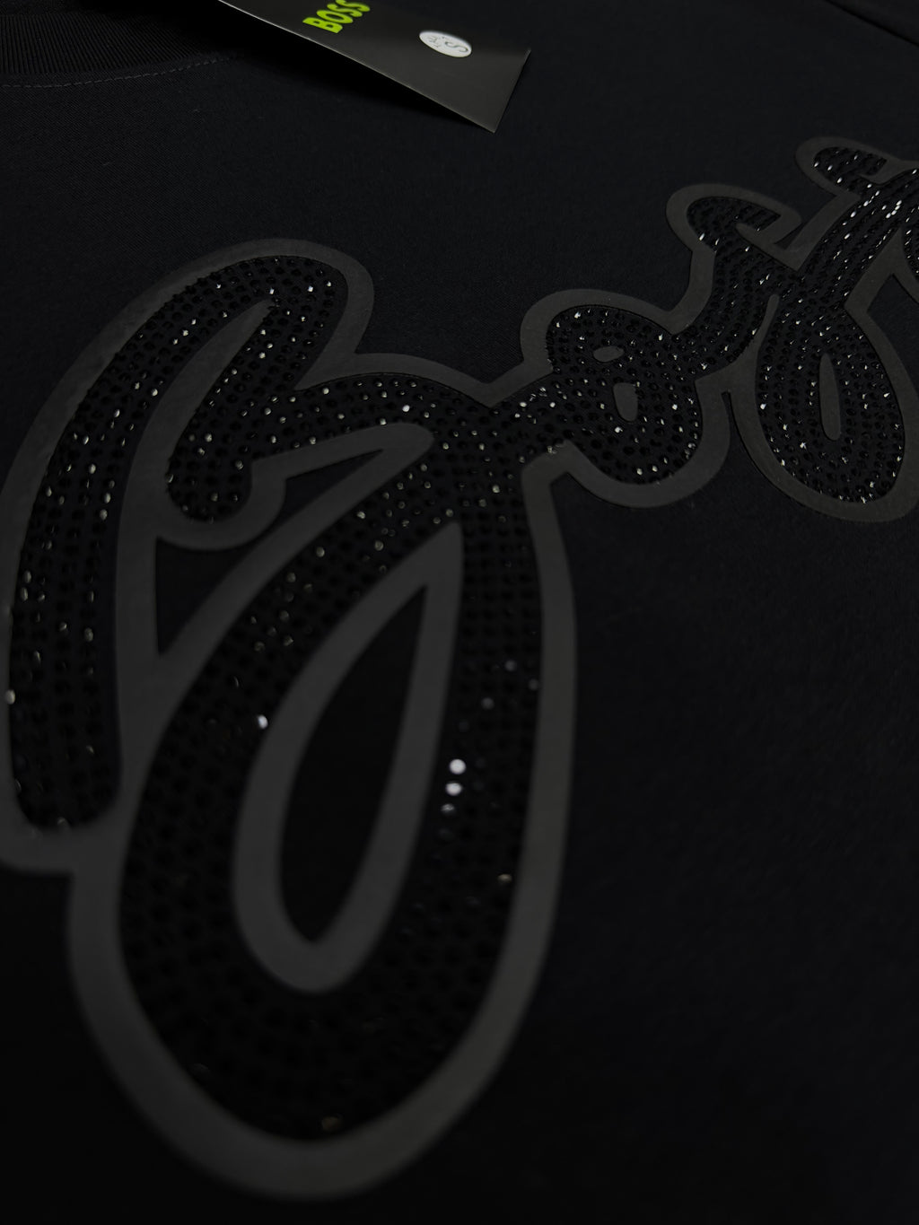 CAMISETA BOSS FIRMA PEDRERÍA