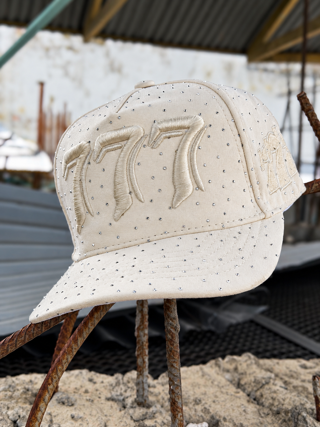 GORRA 777 PEDRERÍA CREMA