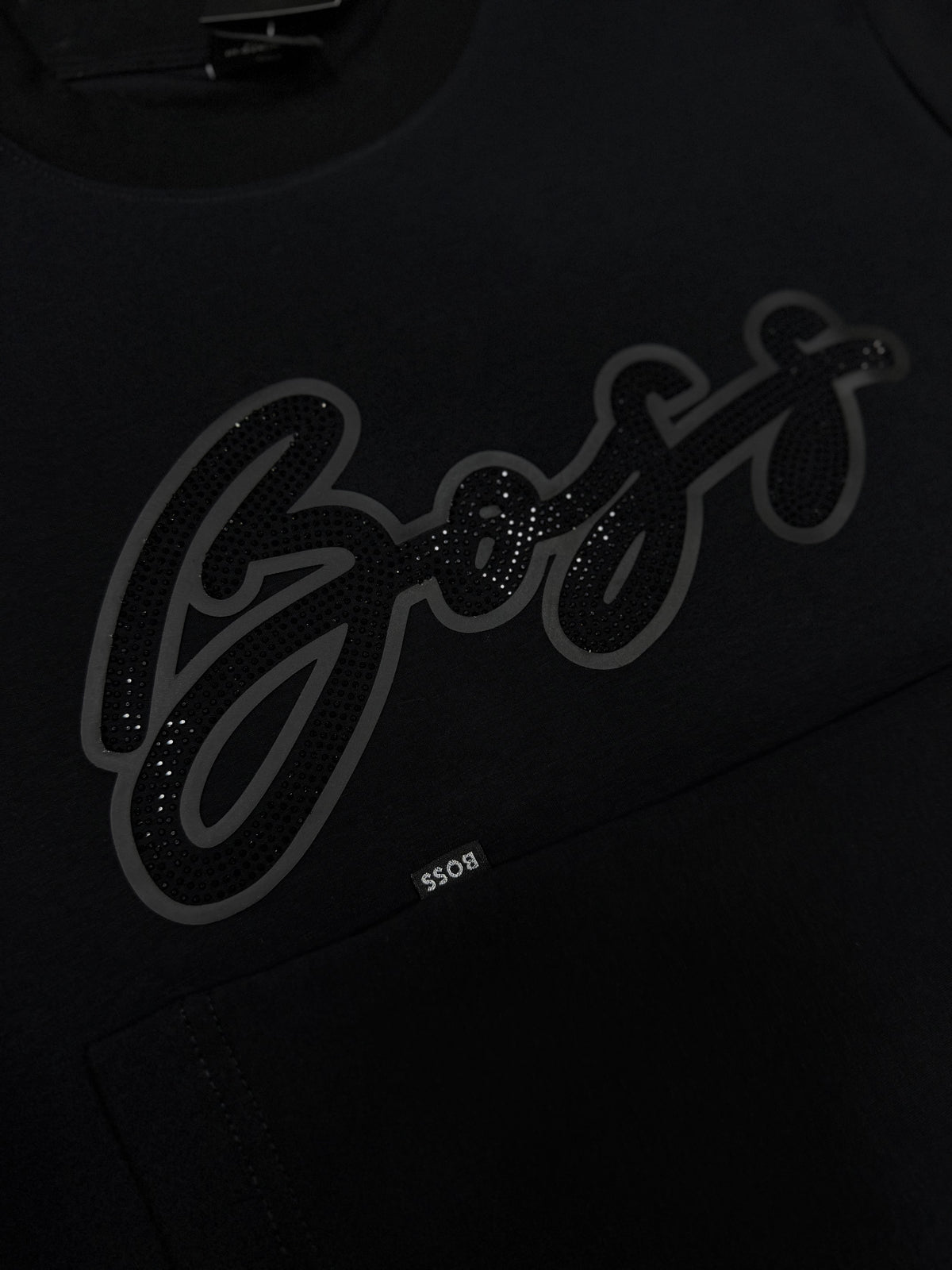 CAMISETA BOSS FIRMA PEDRERÍA